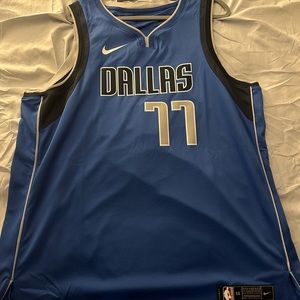 Nike Men's Dallas Mavericks Luka Doncic #77 Royal Dri-FIT Swingman Jersey